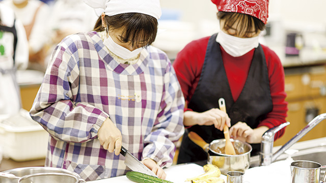 調理実習を通じて食の大切さを伝え、「食生活の自立」をめざす